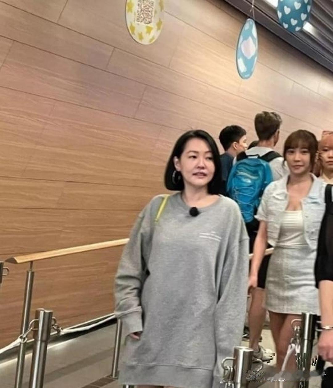 小S香港被偶遇，状态好少女啊！本人一点也不肿，比电视上好看多了 ​