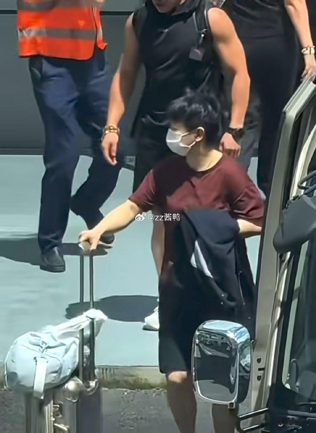 #孙颖莎抵达上海封训#
奔赴崇明开启亚运冲刺集训，战略性放弃赛事优先康复身体。
查漏补缺、打磨细节、磨合双打，静下心积蓄状态。
三项重任在肩，短暂休整沉淀，期待集训过后，以最佳战力征战亚运会。 ​