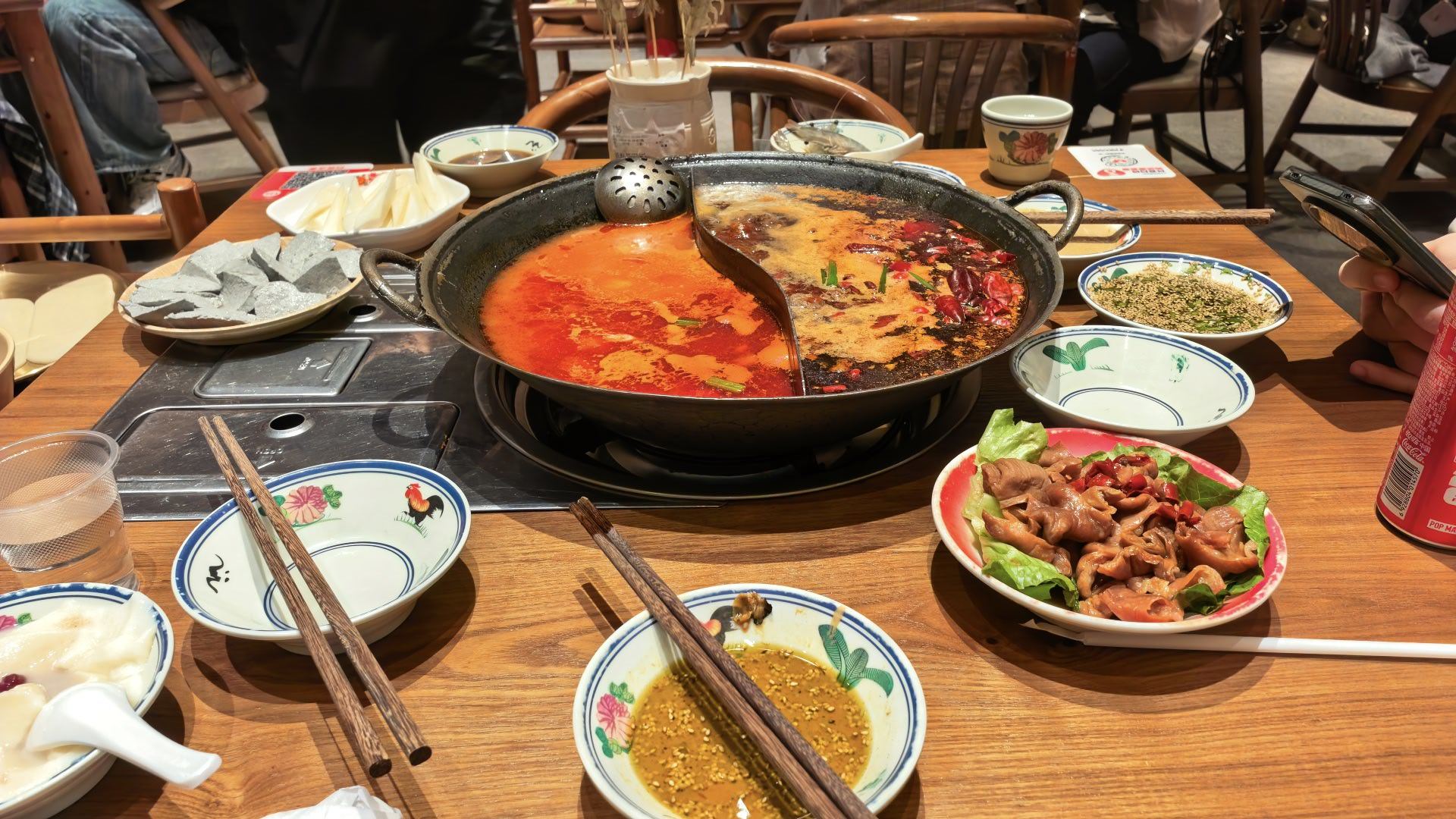 吃着火锅，感受王力宏在隔壁唱歌的震感 ​