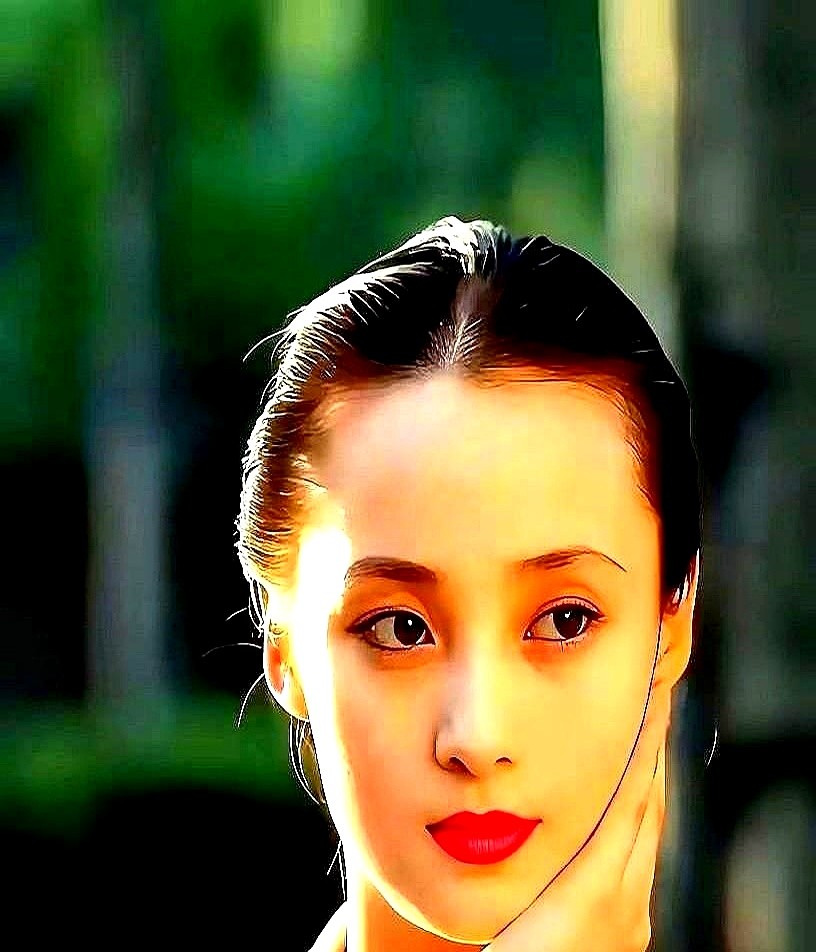 当年郑晓龙拍《甄嬛传》，第一人选根本不是孙俪，而是周迅。

周迅正忙着拍《画皮》不接电视剧，郑晓龙又觉得孙俪没演过古装、气质太软，根本不想用。多亏导演妻子王小平硬把孙俪推进试镜间。

孙俪素衣素颜去试戏，就一个抬眼，柔里带刺。郑晓龙看中了她骨子里那股叛逆劲，当场拍板定角，连备选都没留。

虽然后来周