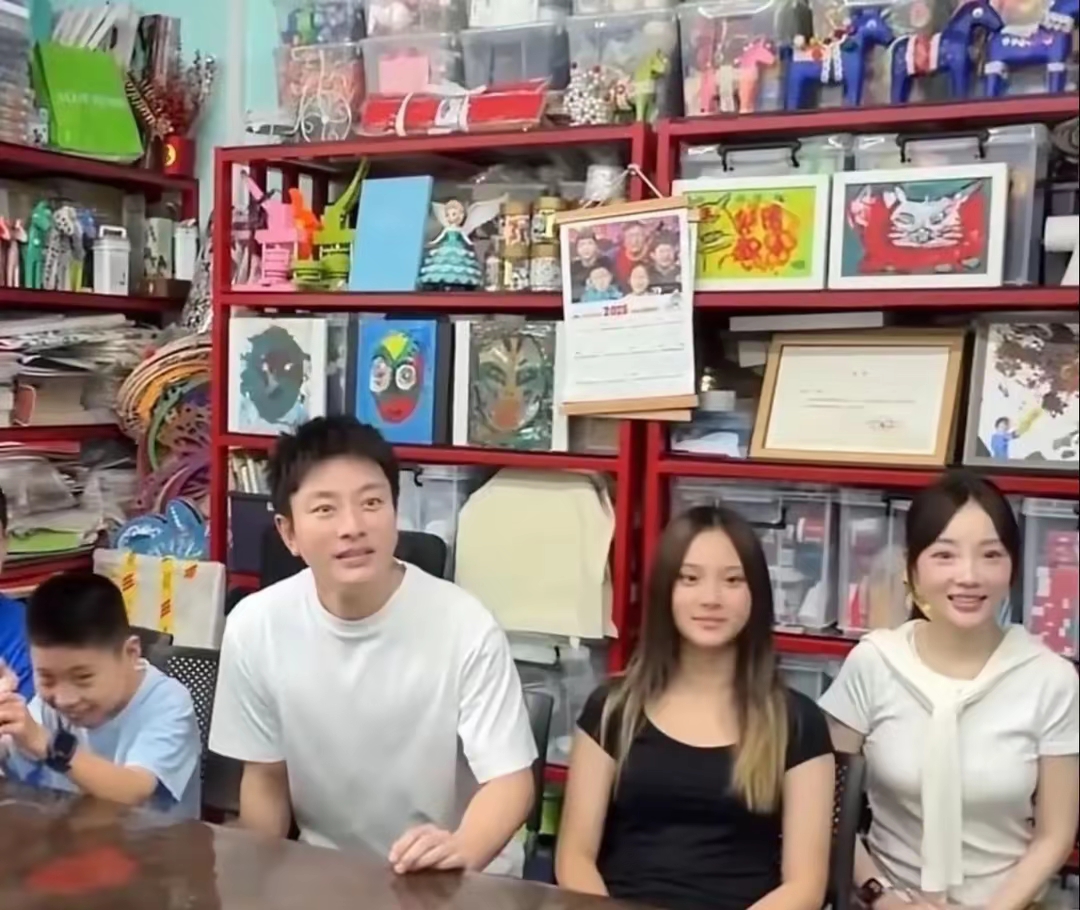 13岁的甜馨，没有在镜头面前博眼球，也不拿身世博取同情，安安静静投身公益。
搬西瓜、搬运物资，踏踏实实干活，给康复中心的小朋友送去实实在在的温暖。
 
很多人总热衷于放大成年人之间的纠葛，纠结表情、纠结立场，揪着家长的过往是非反复讨论。
却忽略了小姑娘手上那条手链，是康复中心孩子送给她的礼物。
孩子