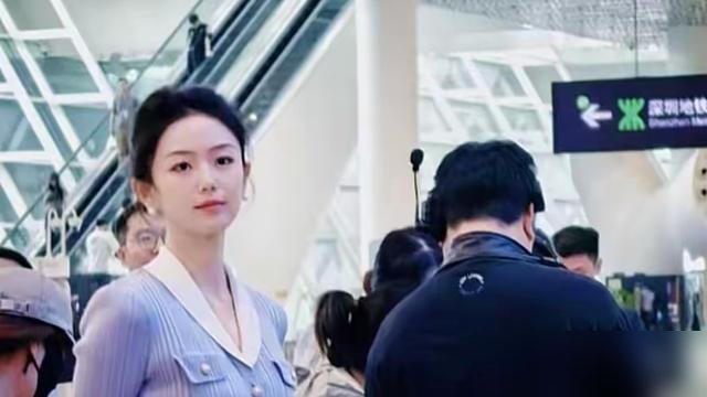 刚结完婚就出来抢饭碗，这女人是一点退路都不给自己留。
冯禧被偶遇复工录节目，现场生图直接刷屏。镜头怼脸，骨相干净利落，网友说这是高级“汤唯脸”，不是那种流水线甜妹。
关键是人家状态，根本不像是刚办完大事的人。9月19官宣领证，10月7还在动物园素颜遛弯，转头就杀回演播厅。
不度蜜月，不晒钻戒，