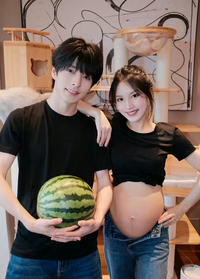 #文韬全程陪伴佳佳生产vlog#
郭文韬拍摄佳佳生产vlog，并在她怀孕和生产的过程中全程陪着她，看起来两个人的生活真的甜蜜呢，不知道蒲熠星会不会来祝福郭文韬，感觉他现在最出名的其实还是南北cp
文韬佳佳孕照写真 ​