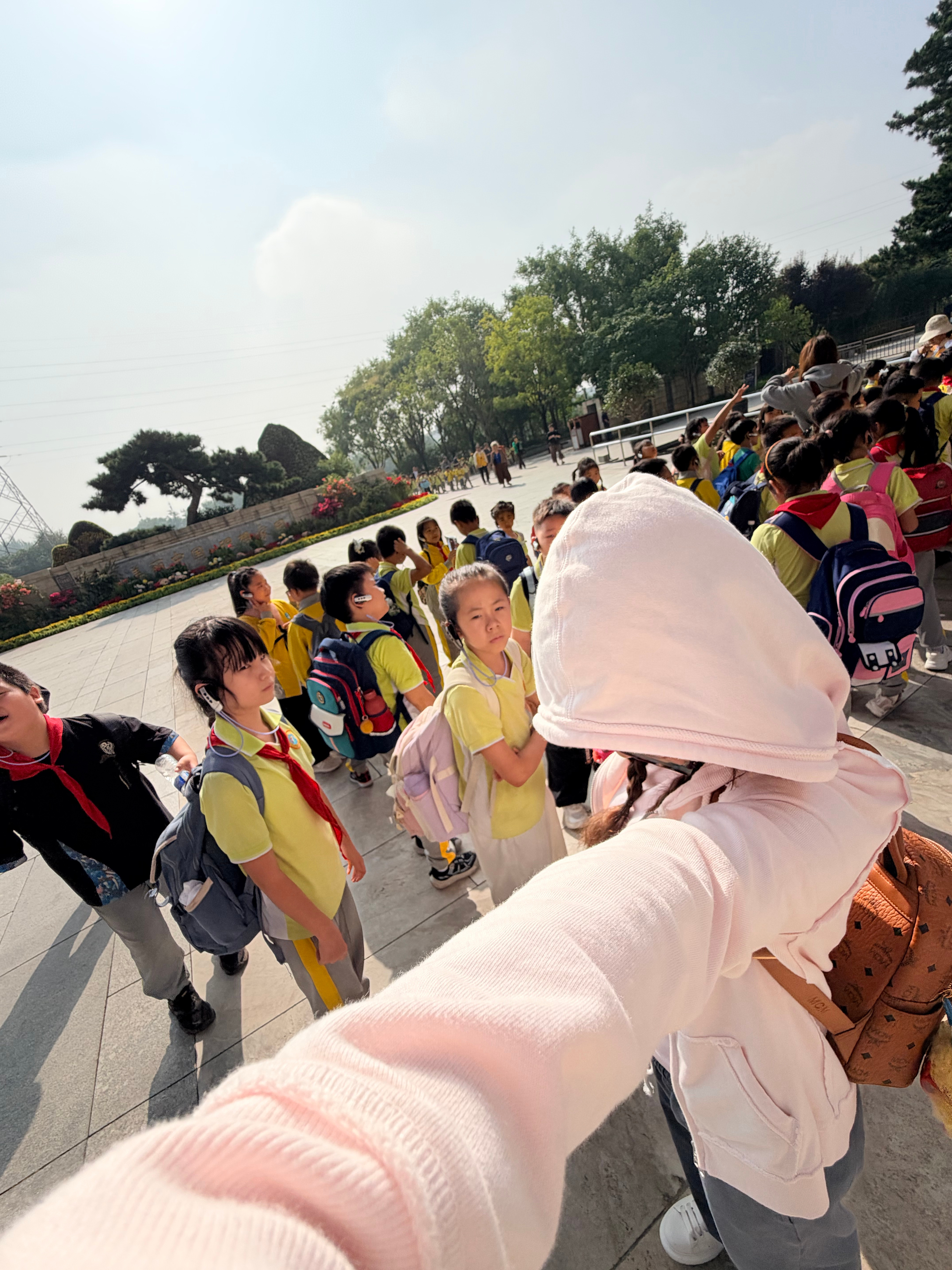 社会实践 出息了 也是终于出大兴区了
zym是我的盲盒吉祥物
国庆假期 终于说服我爸妈去荟聚了
布露睡姿大赏
住瀛海没事干去公园遛了一圈 看到了一窝小刺猬 肥肥的应该是有人在投喂
蕊以及蕊夫来做客 zq腌的肉又受到了好评 苹果夹肉好像也挺好吃 收到了两口子的馈赠
怒买秋装没买成 怒买了一堆冬装
刘建 ​