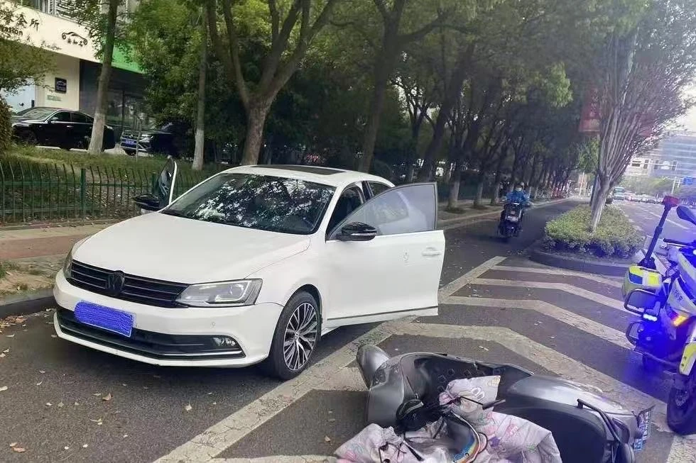 开车最憋屈的事是什么？明明是电动车撞了你，交警也判他主责，结果对方两手一摊：我没