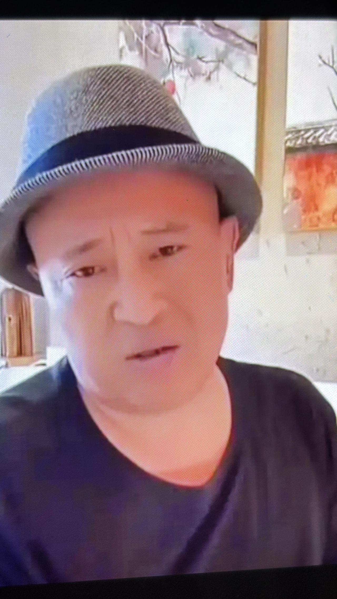 赵四直播一句话，把赵家班的老底掀了。
他说自己拍戏分红比师父少，大家当场就惊了。可后面还有半句，没几个人听进去：赵本山要管一百多号徒弟的吃喝拉撒，谁家救急、谁家红白喜事，都从这钱里出。
外头看是老板抽成，里头看是家长兜底。
剧场攒人气，影视破圈层，再反哺舞台，一条链子养着这帮草根。红了是你本事