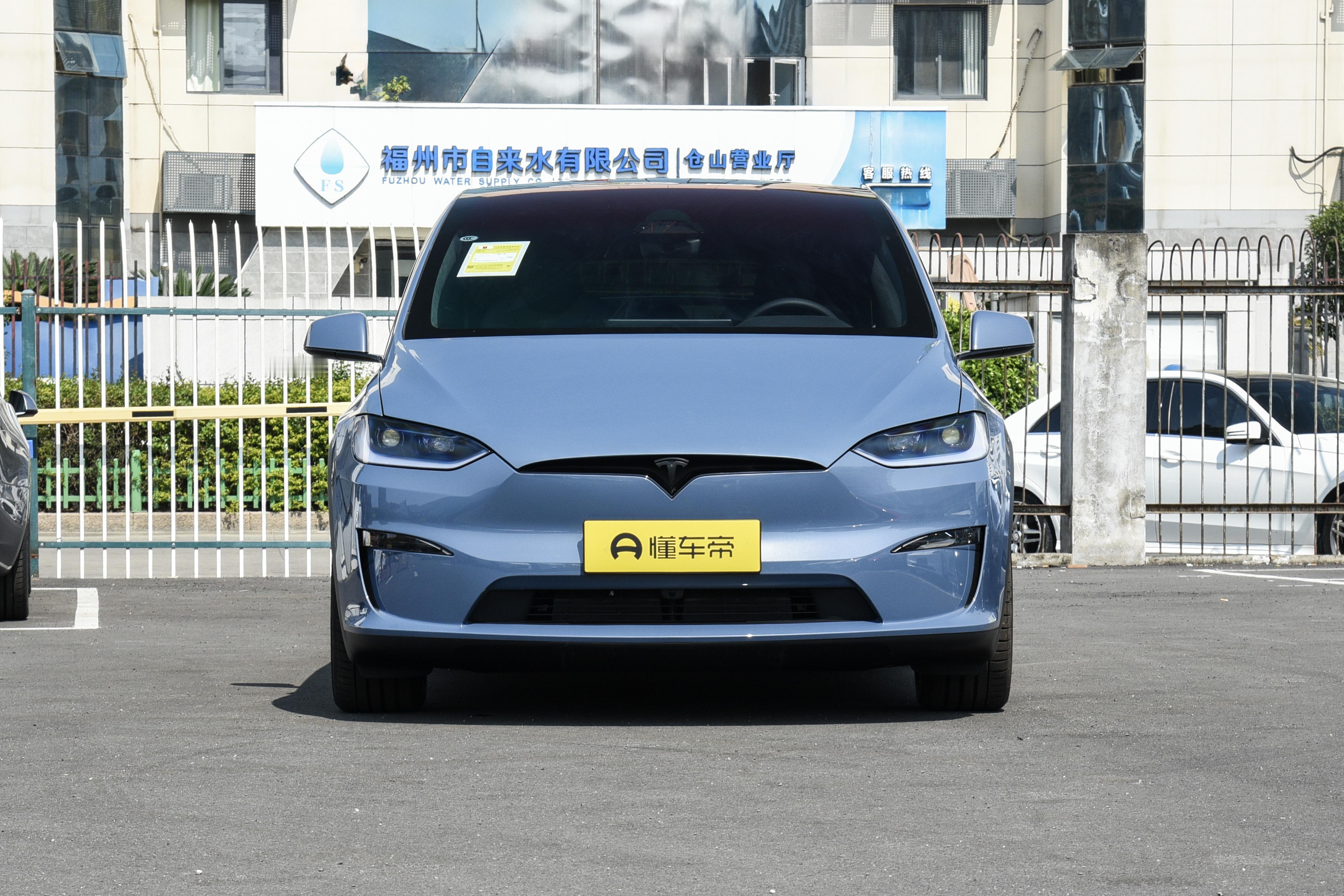 Model X，科技潮流、全能豪华的大型纯电SUV
特斯拉Model X是大型豪华纯电SUV的科技标杆，以鹰翼门、极简科技、强悍性能、稳定三电系统立足高端市场，兼顾个性颜值、家用空间、极致性能。整车车身宽大流畅，姿态优雅大气，鹰翼门开启仪式感拉满，辨识度独一无二。
性能表现极其强悍，零百加速成绩顶尖