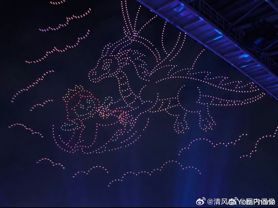 #周深飞龙在天# 济南演唱会现场也太震撼了，唱着歌抬头就看见无人机拼成巨龙腾空，全场直接沸腾，这舞台惊喜真的绝了#周深抬头一条龙# ​