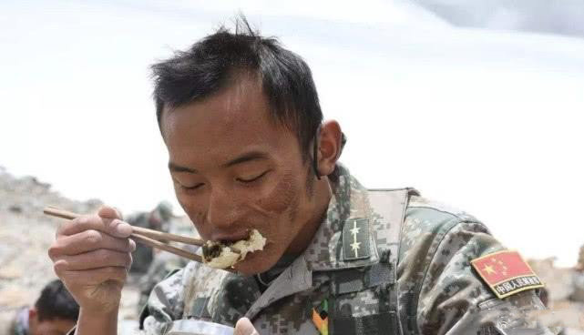 看到这脸上被强紫外线灼伤的军人照片，心疼[伤心] ​
