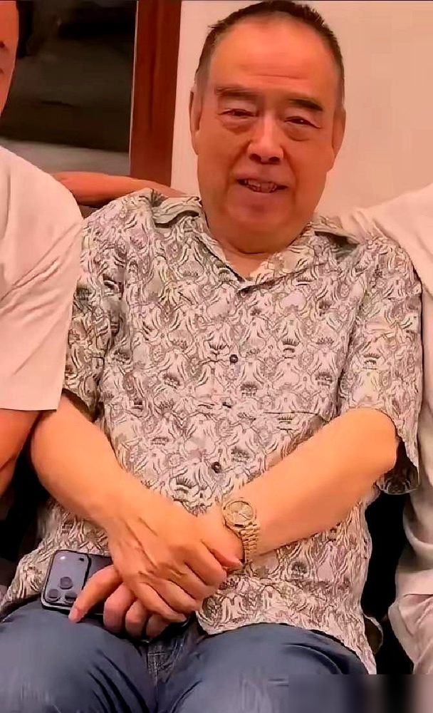 陈凯歌父亲的葬礼，是倪萍以准儿媳身份一手操办的，最后嫁给他的却是陈红。
91年在一起，一过就是六年，94年陈凯歌在剧组抽不开身，父亲病逝，倪萍把整场后事全扛了下来。
96年陈红怀孕找上门要说法，陈凯歌扭头就跟倪萍提分手，撂下一句她怀孕了，我要负责，六年付出，一句话归零。
倪萍在《日子》里写，那