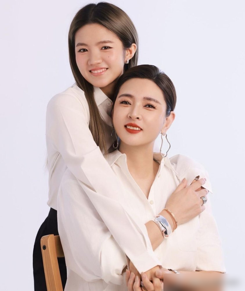 账号在她手里，密码在别人兜里，194万粉丝的泼天流量，愣是一分钱摸不着。 崔晋挂名运营，李勒优出镜干活，面馆里忙前忙后叫免费配合，日常开销靠晋妈给的仨瓜俩枣零花。 许诺的车、房、店，一样没落她名下。 10月2号矛盾炸了，晋妈开直播哭诉她不听话、不去面馆帮忙，零花钱直接掐了。 25岁的李勒优没吵没闹，