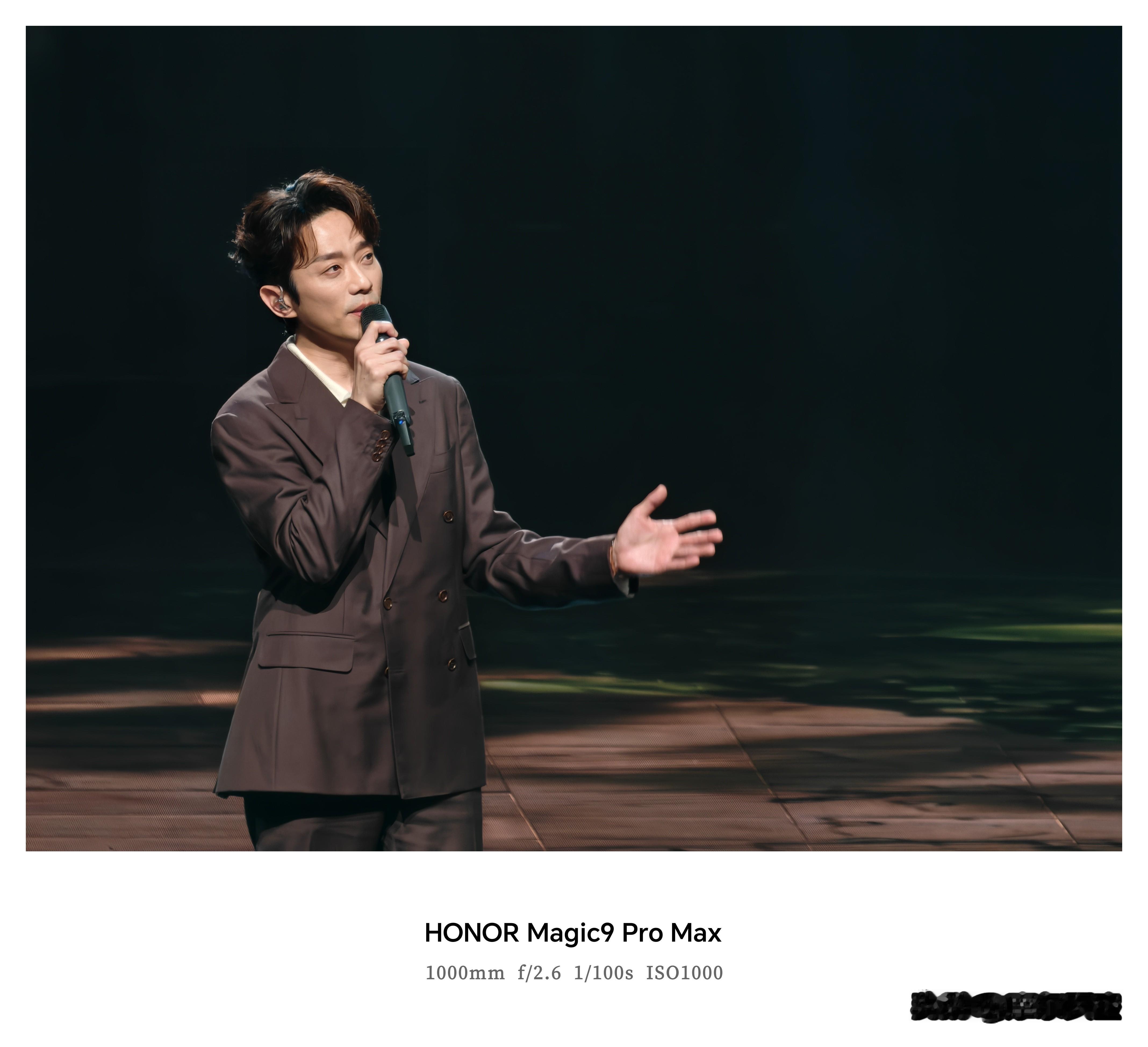 湾区升明月现场实测 荣耀Magic9 Pro Max影像太惊喜

刚刷完湾区升明月晚会返图，林心如、苏有朋、古巨基同台的瞬间直接把回忆拉回童年🎬

用荣耀Magic9 Pro Max拍的现场图质感完全超出预期，双2亿像素长焦稳稳抓住明星清晰神态，面对舞台刺眼追光也没出现过曝，灯牌和暗部细节都保留得很