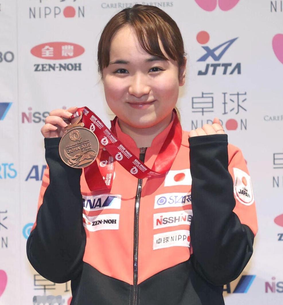 明眼人其实都能看得出来。

伊藤美诚之所以会落选国家队。

除了日乒竞技压力大以外，主要还是她的那套打法被研究透了。

巅峰时的她主打正手勾手发球控节奏+反手生胶上升期弹击+前三板搏杀终结。

巅峰时期的她确实很厉害，曾登顶世界第二，拿过奥运会混双金牌，女单铜牌。

25岁的年纪，按道理来说正是运动
