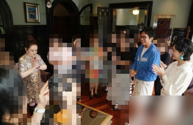 68岁的孙俪妈，这状态哪像快70的人。亮眼修身裙，丸子头一扎，往那一站比闺女还抢镜。生日宴上邓超忙前忙后招呼老友，孙俪在边上笑得跟个小姑娘似的。可你知道这老太太当年多苦吗？孙俪12岁父母离异，她妈一个人打好几份工供她学舞蹈。如今女儿出息了，直接在妈妈家隔壁买了套房，天天能串门。邓超更逗，母亲节发文说