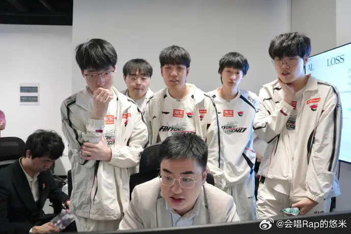 香克斯的阿卡丽不确定，永恩确实是五大赛区前五的水准，沙皇妖姬辛德拉玩的也很强，al去年是真的太可惜了，提前遇到了faker的t1，感觉应该是硬实力去年第三的战队

#Shanks阿卡丽随便赢##LPL决赛评论席张博恒李佳航# ​
