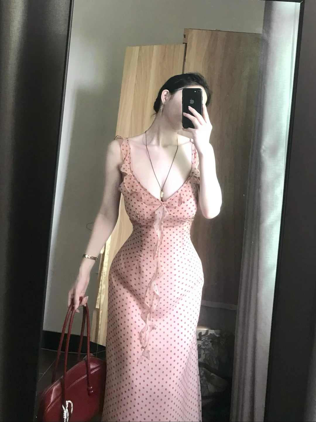 红色系波点裙尊的很港风美女感唉～