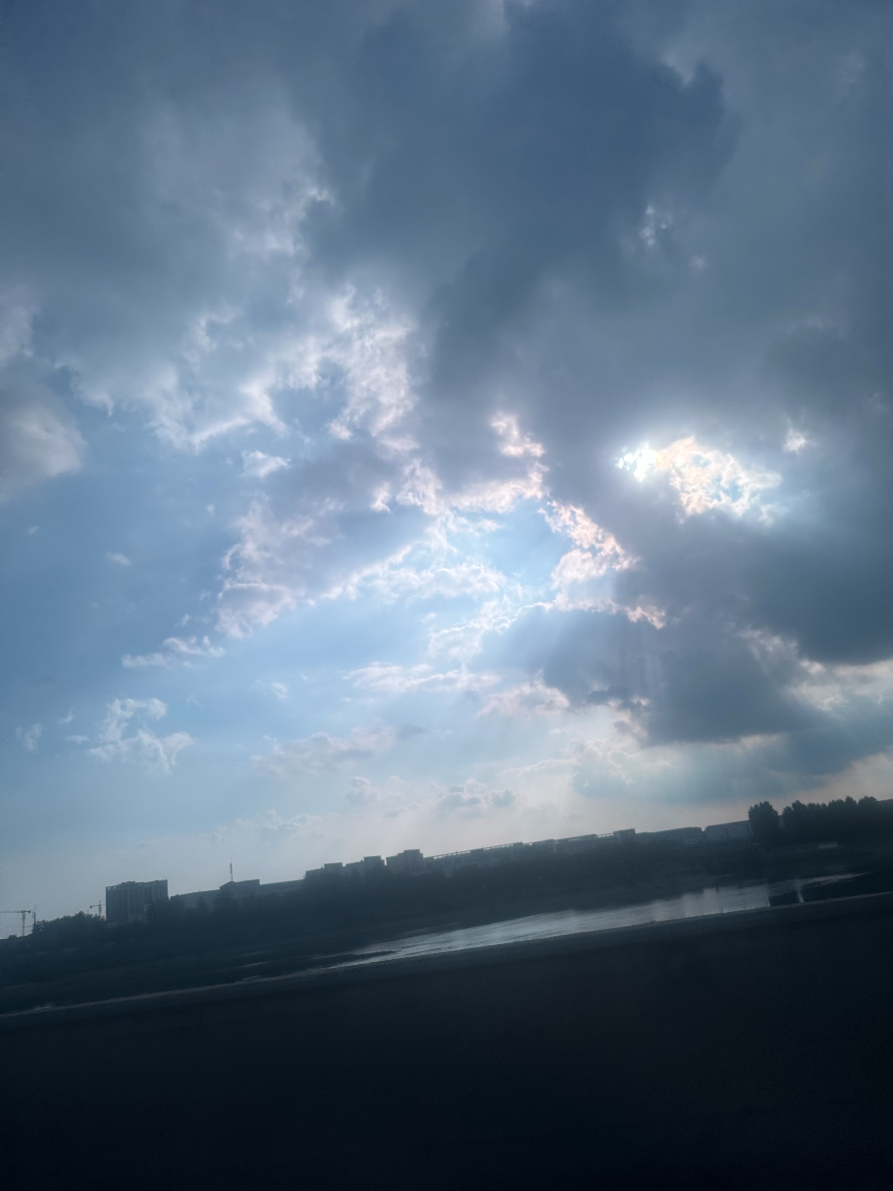 鹿晗和黄子韬的直播风格差得还挺有意思的。
单飞之后的鹿晗最近完全像换了个人，一头红毛脸上四颗钉，凌晨五点酒后开直播，弹幕点歌要放前团的《初雪》，张口就说反正李秀满已经走了，遇上黑子直接竖中指喷脏，自己上手反黑，完全没在怕掉粉的，半退役顶流直接把直播间当成了叛逆期自留地。
黄子韬的直播就完全是另一个路