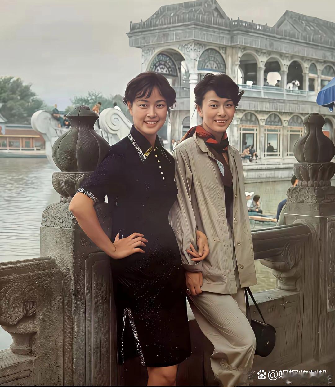 1980年，刘晓庆和演员栗原小卷在北京颐和园合了影。 ​