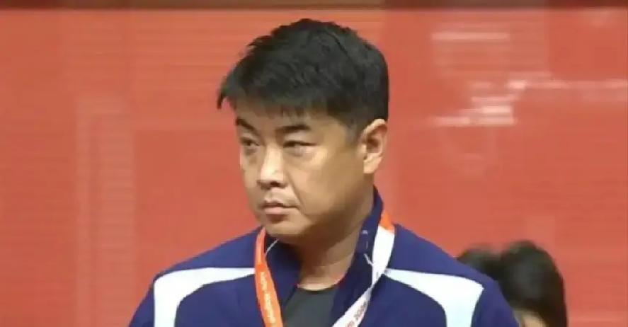 王皓手里有18个世界冠军。10月6日下午，他在北京首钢园赛场通道口被上百人堵住，人群齐喊“林诗栋上一单”和脏话，他掏出手机录像取证，然后打了110。
这事得从9月24日说起。名古屋亚运会乒乓球男团决赛，中国队2比3输给日本队。王皓排的阵：王楚钦打一单，温瑞博二单，林诗栋三单。赛后王皓回应，其实也不能