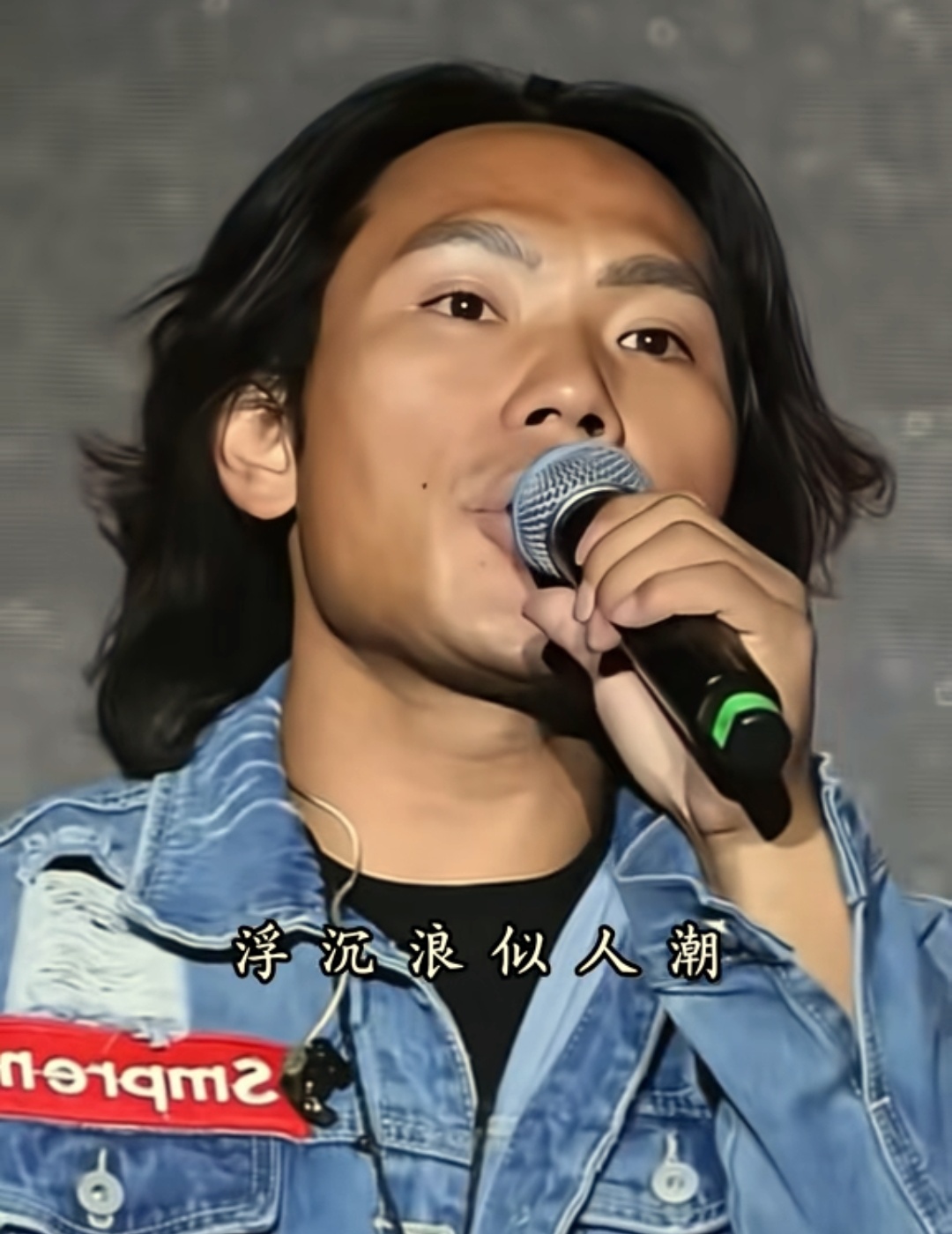 李克勤包头演唱会迟到俩小时，匆忙上台扣子都系错了，厕所也没来得及上！

原定于9月26日19点30分的演唱会，一共有5位歌手，前面几位唱毕，轮到李克勤却因飞机延误没有到场，主办方临时打电话叫来正在地摊撸串的朋友救场。

这位小伙子叫侯浪，有着酷似黄家驹的发型和相貌，还唱了很多黄家驹的歌，还好观众能跟