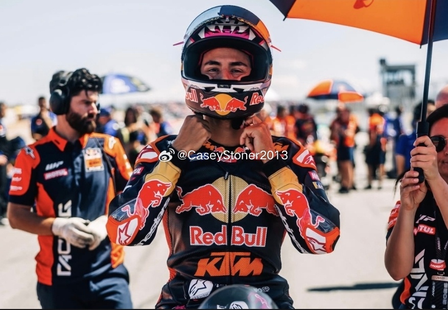 ​MotoGP，巴斯蒂亚尼尼：“做到佩德罗那种程度真的很难。对我来说缺少的是进弯感受” 

​“他骑得非常好，拉开了差距。我对自己的比赛很满意，经历了昨天之后我完全没料到能跑成这样。KTM引擎会增加转速上限？我可再也不说什么了！”

​———

​埃尼亚（Enea）在2026赛季已经累计追回了48个位置， ​