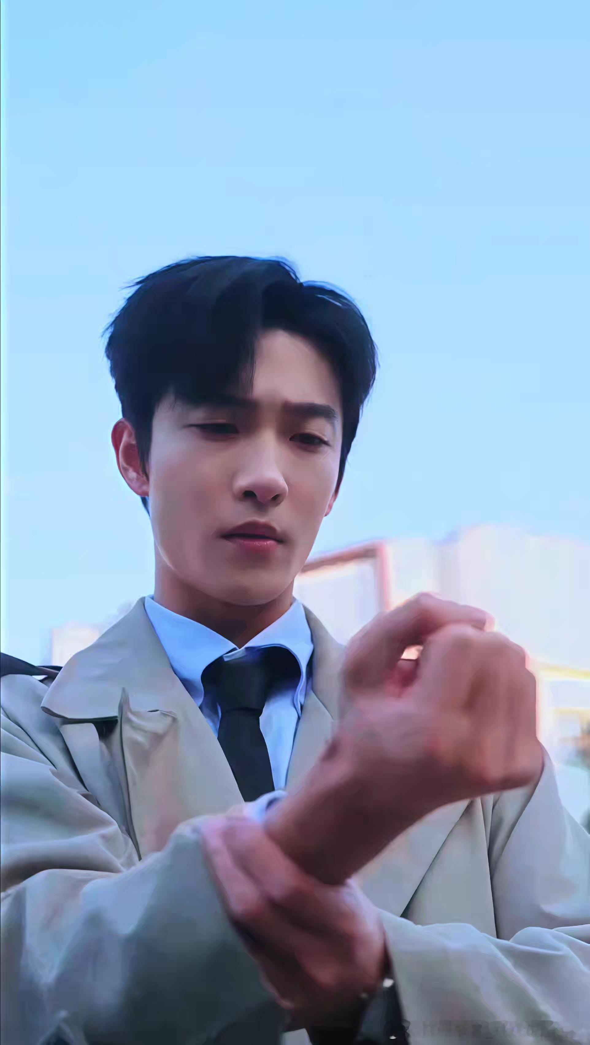 #姚冠宇Austin[超话]#[心]#姚冠宇长夜将尽#[心] #短剧长夜将尽#   长夜终将散尽，黎明曙光来到，封以希从失去最爱的人的阴影中走出来，获得新生 ​
