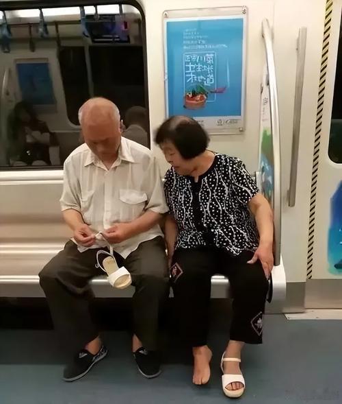 “今天地铁上看到一位老奶奶给老伴系围巾，动作很慢但很温柔。突然觉得爱情就是老了也能帮你整理衣领。走了半小时回家，路灯把影子拉得很长，耳机里放着周杰伦的《简单爱》。生活里的小美好，大概就是这些不经意的温暖。” ​