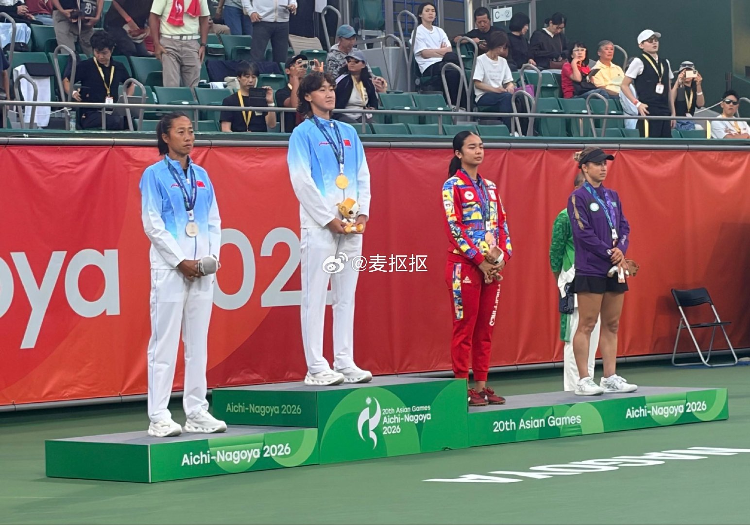 四名球员同时登上领奖台！🏅🎾
庆祝亚运会网球女子单打奖牌得主：
🥇王曦雨——中国
🥈张帅——中国
🥉伊埃拉— 菲律宾
🥉普丁塞娃——哈萨克斯坦
#王曦雨首夺亚运网球金牌##张帅获亚运会银牌##中秋国庆体育创作季##亚运会[超话]# ​