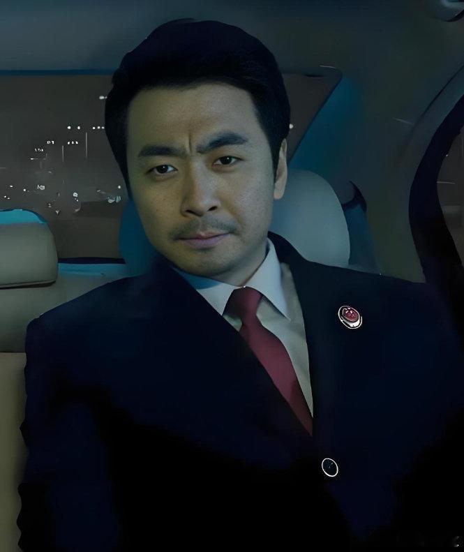 司法领域官员
日元为戊土，天干戊生庚，庚生财星水。
主要是看地支，日支在申，申入丑墓，丑戌相刑，丑为食伤库，戌为印库，墓库参与做功，制印得权的命象。
墓库参与做功，级别比较高，在法院和检察院都做过高级领导。 ​​​​