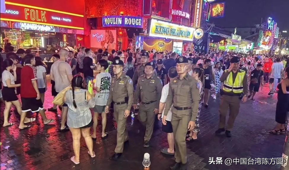 5000美军挤爆芭堤雅红灯区，休整5天丑态百出，美帝问题藏不住了。

2026年9月2日，美国亚伯拉罕·林肯号航母停靠泰国林查班港，开启为期五天的靠港休整，这也是该航母2025年11月出海以来，286天超长部署周期里首次完整靠港休整。

长期封闭高压的海上执勤生活，让舰上五千名美军官兵身心俱疲，靠港