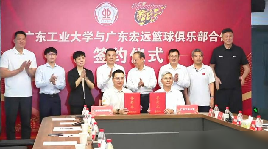 刚传出被宏远扫地出门，杜锋和朱芳雨就并肩杀回来了！
前阵子网上传得沸沸扬扬，说这俩功勋双双被俱乐部解雇，传得跟真的一样。
结果宏远跟广工签约现场，两人齐刷刷现身台前，直接把谣言砸得稀碎。
杜锋转任总教练抓大方向，朱芳雨退居幕后当荣誉顾问，一线队的脏活累活交给洋帅，两人照样稳坐核心圈。
成年人