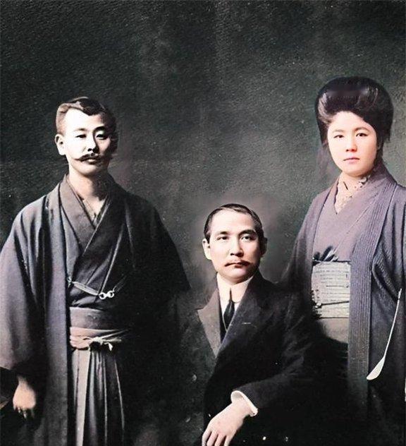 古代帝王将相出生似乎自带主角光环，相比之下孙中山的出世经历更显灵异，格外与众不同
 
1866年11月12日，广东香山县翠亨村，一个男婴在孙家降生，父亲孙达成，母亲杨氏。这个孩子后来被取名孙文，号逸仙，世人更熟悉的称呼则是孙中山。
 
他的出生，没有《史记》里雷电交加、蛟龙附体的神怪场面，也没有《宋