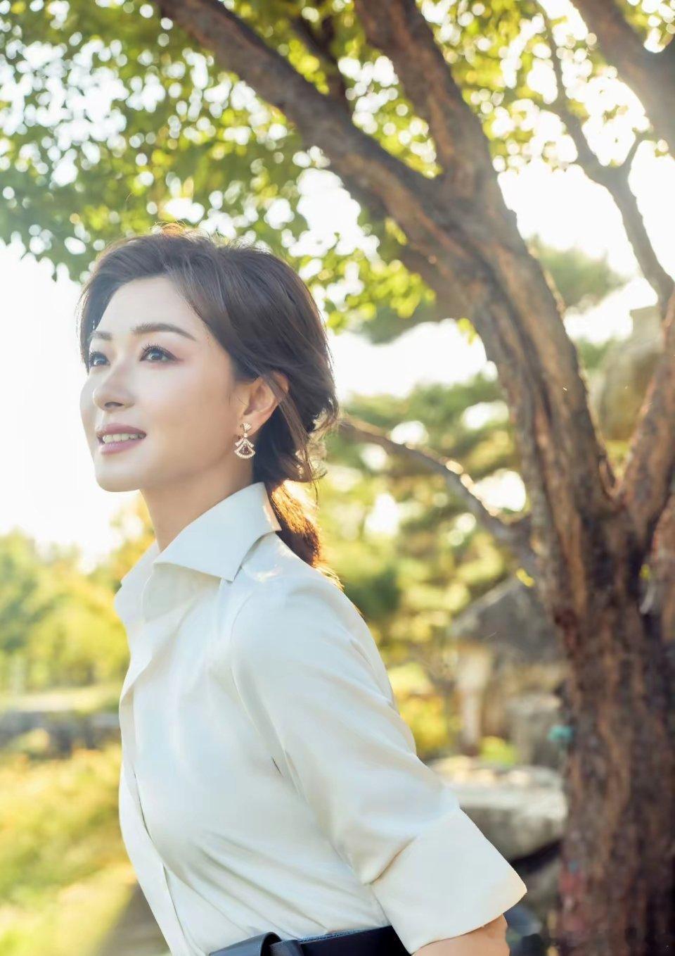 原来《伟大的长征》中贺子珍是她出演的，内柔外刚，现实中她已经结婚生子有一个女儿！
​热播剧《伟大的长征》开播以来热度不低，而作为贺子珍的扮演者万茜也已经出场，她是毛主席的妻子，贺子珍是一个内柔外刚的代表，她虽说表面柔弱却内心坚定，也是为数不多的长征红军女子之一，虽说万茜的戏份不多 ​