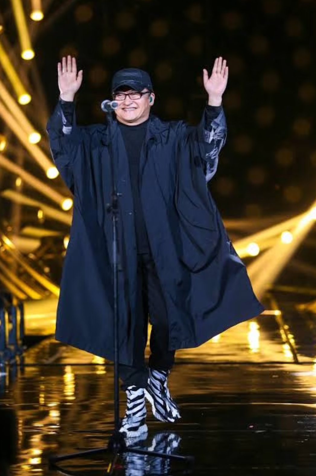 来得猝不及防！63岁刘欢悄然离去，身后藏着太多不易
 
中秋刚过去没多久，一条令人无比难过的消息，一下子刷屏了网络。著名音乐人刘欢在上海病逝，终年63岁。讣告发布之后，很多网友都觉得十分意外，细细捋完他这些年的人生经历，才发现原来这么多年，他一直默默扛着常人难以想象的病痛与生活的悲欢。
 
遵照他本