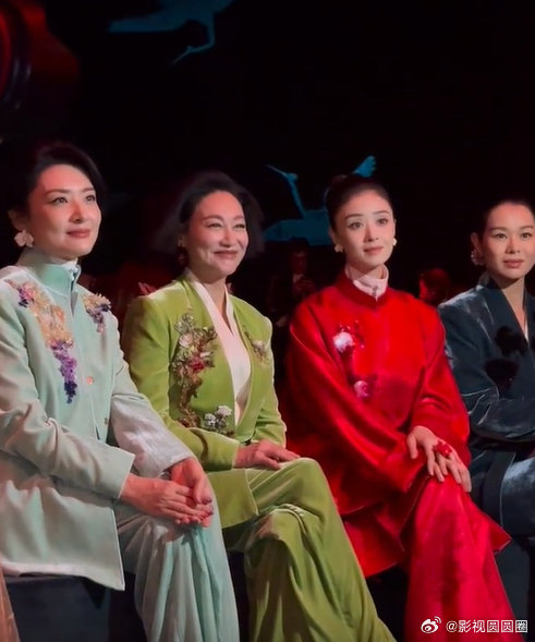 #周涛惠英红蒋欣胡杏儿新中式造型# 很难得能同时看到四位姐姐的国风造型，周涛惠英红蒋欣胡杏儿新中式同框，配色柔和协调，服饰简约内敛，东方独有的温婉气质扑面而来 ​