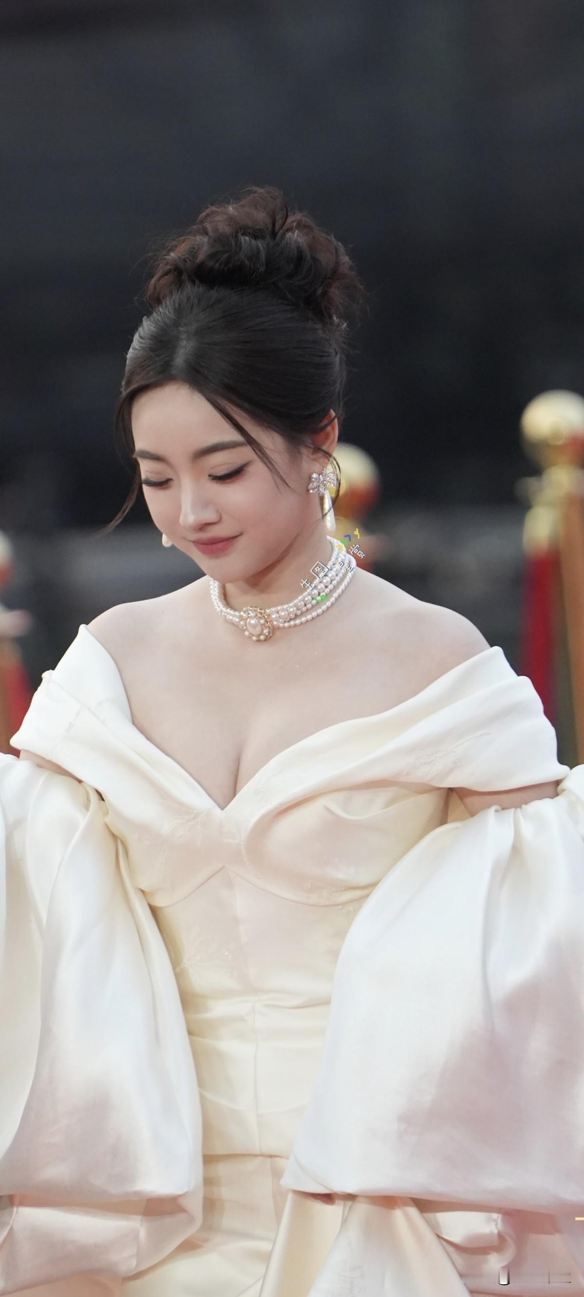 白昕怡×微短剧之夜红毯 身材热辣似火:这身材真好啊！羡慕嫉妒恨~