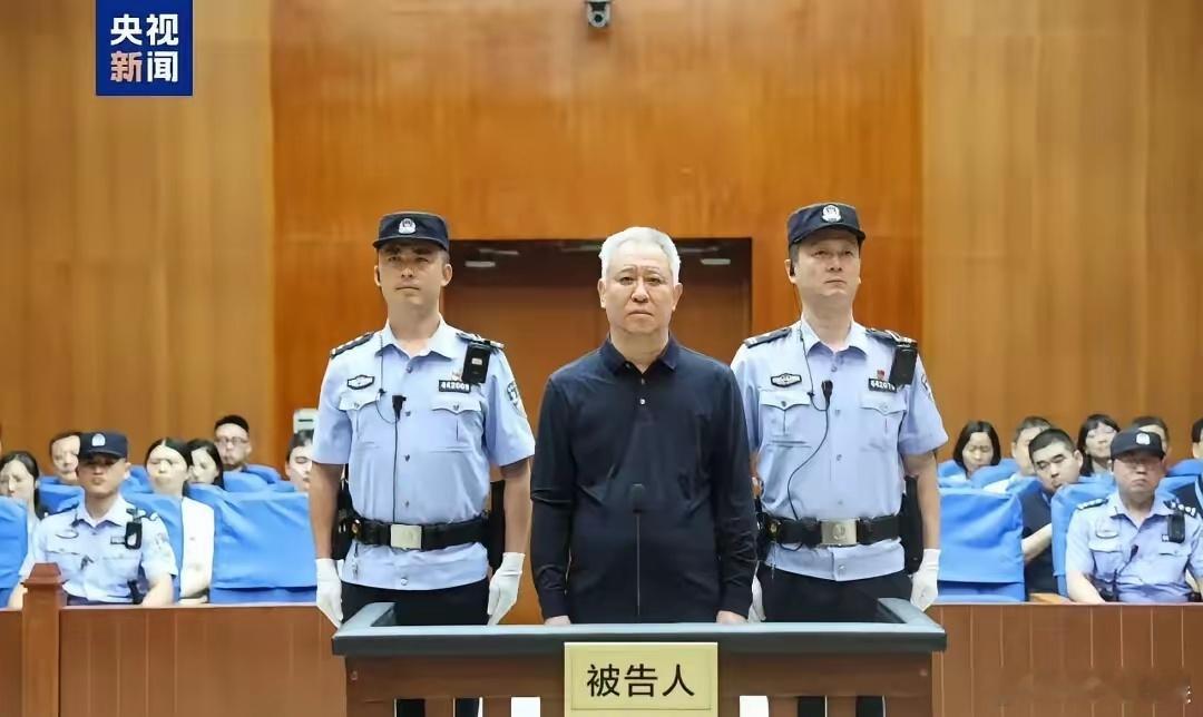 许家印造成这么大损失，为什么只判无期徒刑，不是死刑？
我问我律师朋友。
​他说，大家心里气愤可以理解，但法院判刑讲究罪刑法定，不能凭着情绪判案。
​许家印犯的八项罪名，大多属于经济类犯罪，2015年刑法修订之后，集资诈骗就已经取消死刑了，这些罪名法定最高顶格就是无期徒刑 。
​还有，他不 ​