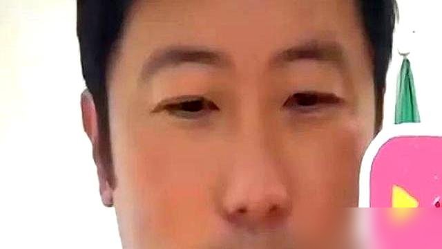 王曼昱4比0横扫佐藤瞳，教练雷洋直播时甩了句话：这场球，毫无悬念。
网友不干了，翻旧账：你老婆韩莹当年不也赢过王曼昱？
雷洋一点没护短，原话是：那是超水平发挥，碰上老虎打盹了。
这话听着刺耳，但真没法反驳。韩莹赢那场，王曼昱状态稀碎，失误一箩筐。再看这回，11比2、11比8，削球手连还手的机会