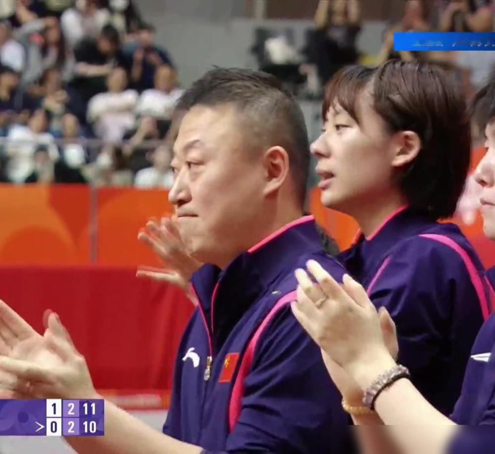 决胜局4比7落后，马琳在场边脸都白了。张本美和反手撕过来，王曼昱退台三米硬扛，一板比一板重。
对面这丫头半年前刚在伦敦赢过她，11连胜被终结，全队都憋着火。今天名古屋团体决赛，大比分1比2，眼看第二个赛点又要送出去。
王曼昱擦汗的时候没看教练，自己嘀咕了一句。再上场，发球直接捅长线，张本美和接发