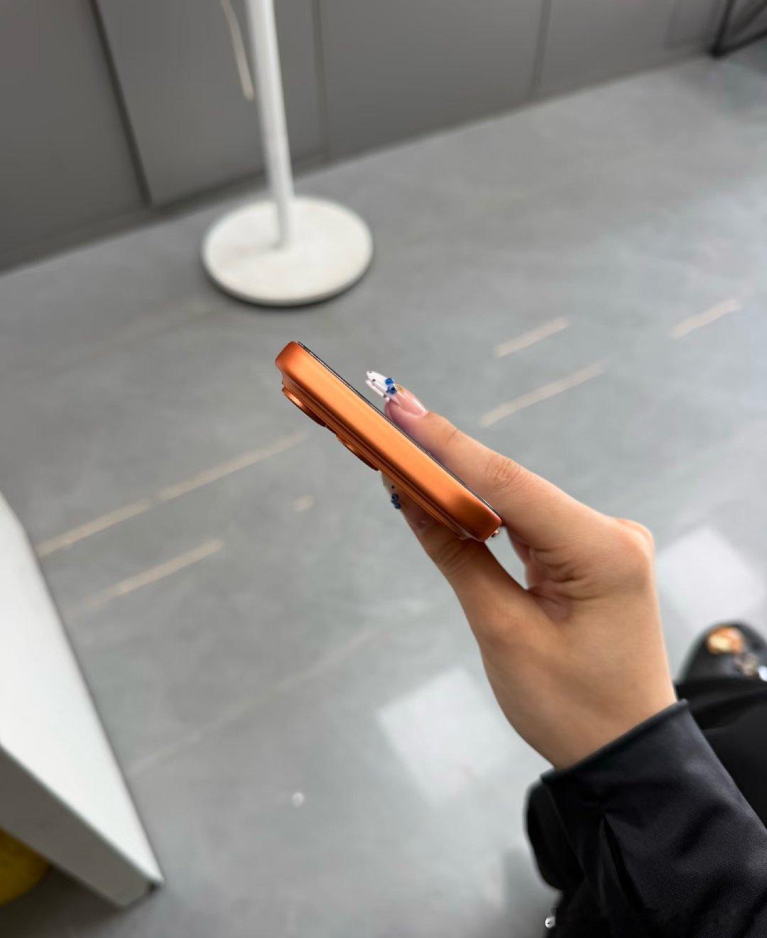 今天刚到 拆开好像这个颜色不怎么样 我也不怎么喜欢 谁要 我低价出 
苹果17pro Max 港版 512 橙色 0充🔋100 全套配都在 ​