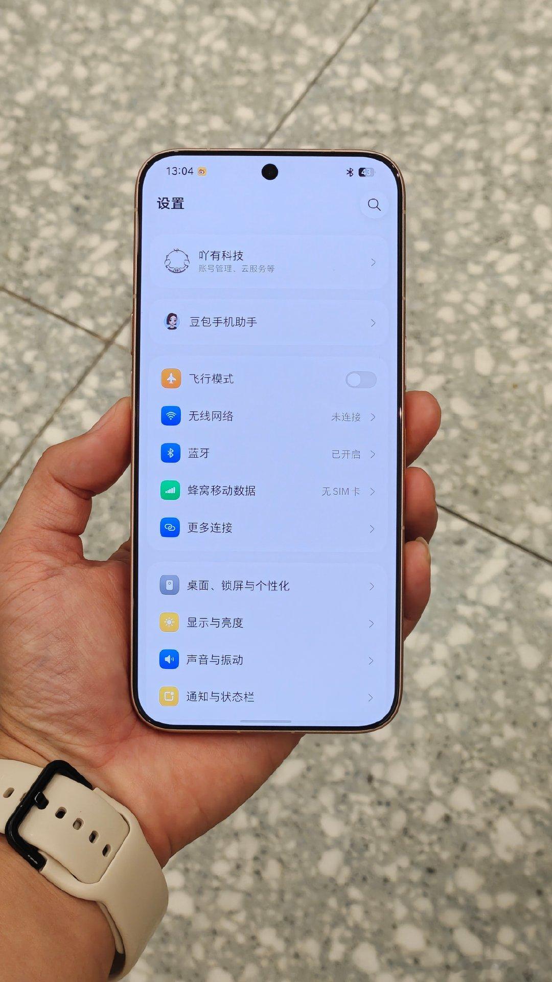 我发现努比亚 NaviX Ultra 的黑边做到了极窄的四等边，视觉效果拉满，控制的那么好都不吹下，真低调，换成其它手机厂家，早就吹爆了。 ​
