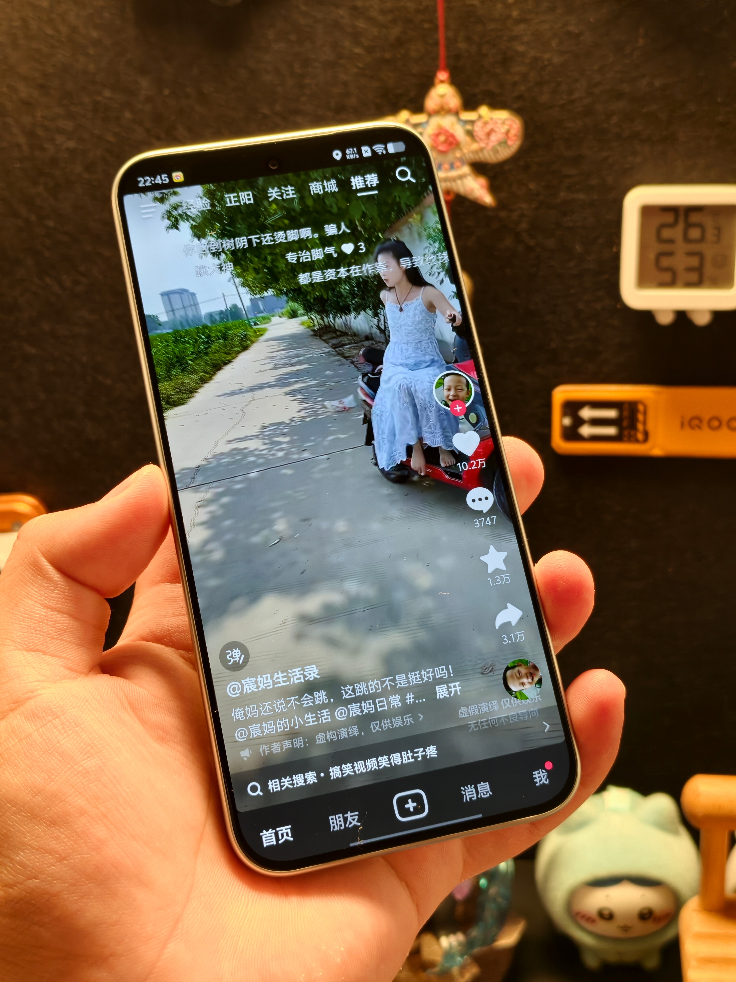 #iQOO Z11S#我手上这台是万里浮光配色，上手之后颜值是真的高，随着不同的光线角度看到的后盖纹理也会变化，机身做了大R角，虽然是万级大电池机子，但握手里不会硌手掌
，握持感非常不错。最直观的就是这块10000mAh超薄大蓝海电池，作为iQOO首款万级大电池手机，我日常通勤刷视频、导航，偶尔玩游戏， ​