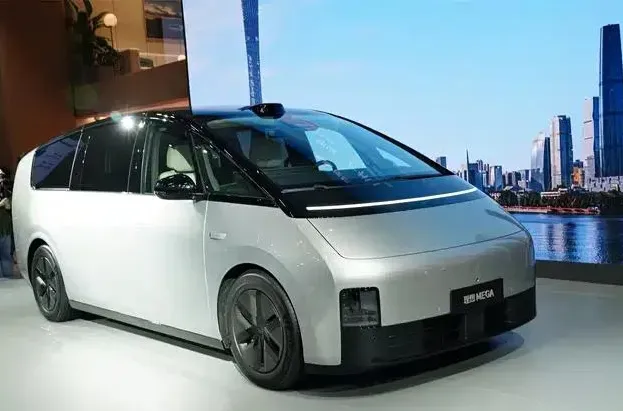 中国最牛的十款车，你同意吗？

1. 仰望U8

这份榜单看着是在排车，真正被聊得最多的，其实是理想这家公司怎么把家庭出行、长途续航和买车省心，揉成了一个普通人一眼就能懂的答案。

它没把劲儿花在“跑多快”这件事上，反而盯着六七座、大空间、车载冰箱、后排娱乐、座椅舒服这些最日常的地方，一家人坐进去，