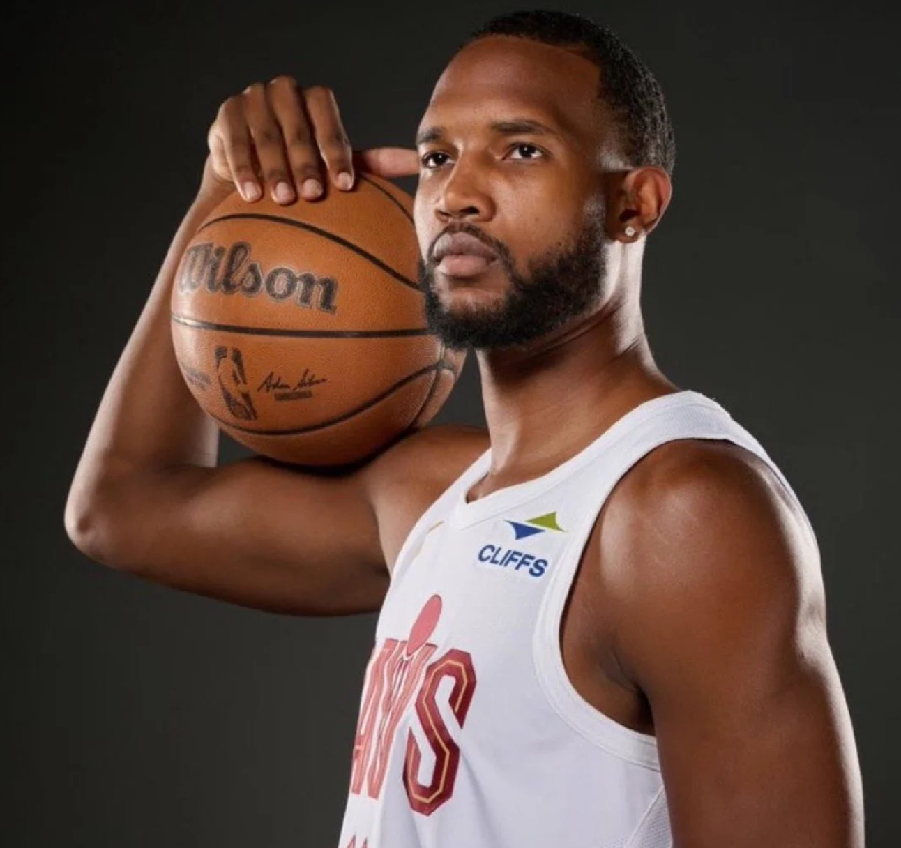 美记：骑士或已确立即刻争冠思路，莫布利恐被摆上交易货架  据NBA记者...