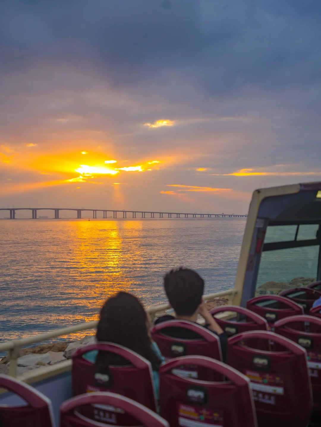 人生建议：在香港坐完海边敞篷落日飞车再走
