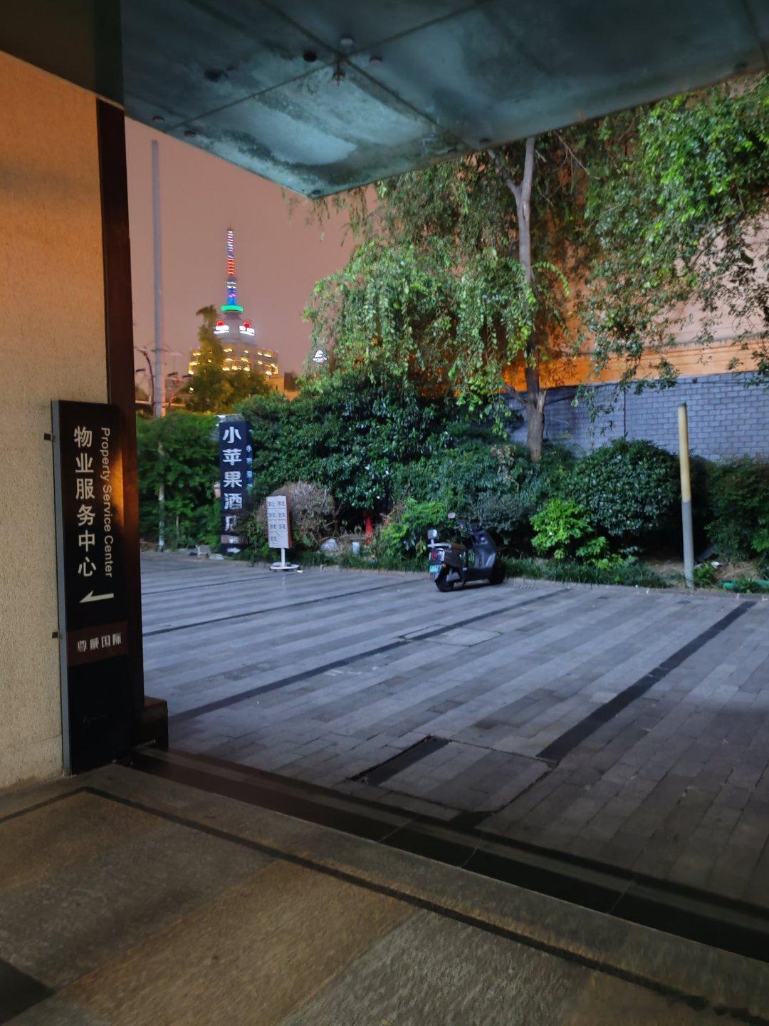 下班22:47分
​当我们全身心去做好一件事情的时候，我们就会一直精修自己做事的方式，从而离最终的结果越来越近。
​加油[太阳]相信光，一直在我们身后。
​我很好，我相信我可以让越来越多的人更好。 ​