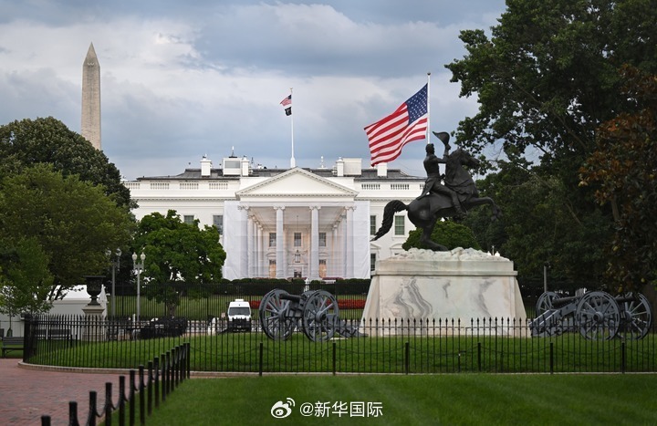 #特朗普任命新白宫秘书本莫斯#【特朗普宣布本·莫斯将出任总统助理兼白宫秘书】美国总统特朗普27日通过社交媒体宣布，现任白宫副秘书本·莫斯将于9月2日起出任总统助理兼白宫秘书，接替将改任白宫法律顾问的威尔·沙夫。
特朗普说，莫斯在担任白宫副秘书以及此前担任副总统的政策主任期间表现出色。莫斯还 ​