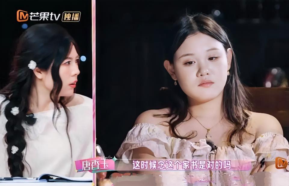 2021年奥运前，妈妈写了封家书，托教练转交，教练收了却没给，信里满是说教，句句都在施压，怕她赛前分心，教练选择扣下。
一封家书，就这样被拦住了，多年后张家齐在综艺才知情，她说：没给是对的，谢谢教练， 一句谢谢，道尽多少辛酸。 
有人拿爱当武器，句句扎心，有人把关心藏在沉默里， 比起金牌，教练护住了