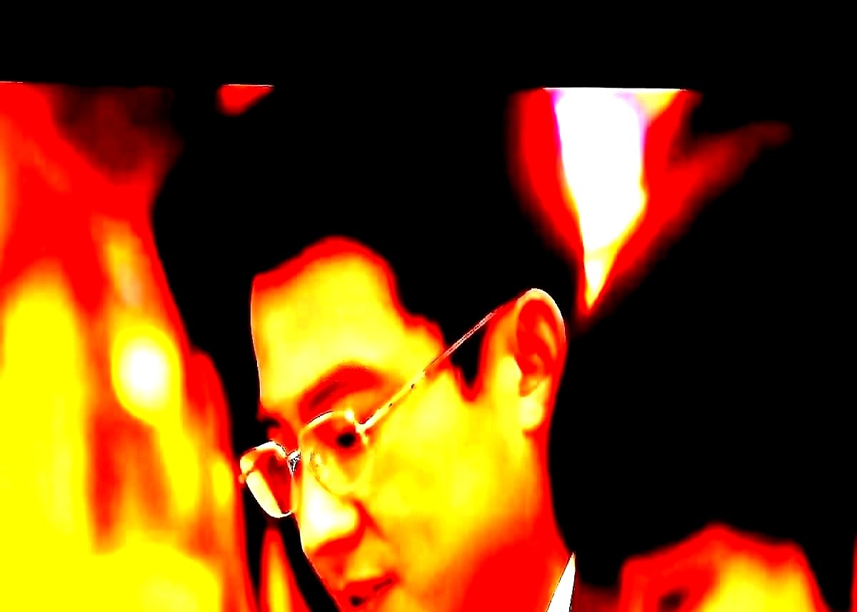王凯、欧豪和彭昱畅在谍战剧里坐着闲聊，嘴里蹦出来的居然是“东软CT机”。

这剧叫《交锋》，扒开皮全是硬核干货。编剧直接把医疗器械的底层逻辑嚼碎了塞进台词，连内行看了都得愣一下。它真不搞那种披着谍战皮谈恋爱的路数，全剧没废话，细节抠到了骨缝里。

国产剧只要不把观众当傻子糊弄，大家是真愿意买单。你追