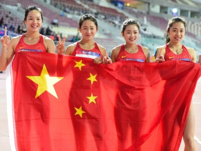 全网爆哭！亚运夺冠最戳心一幕！姑娘们叠国旗细节出圈，这才是中国少年
 
最近亚运会最治愈、最圈粉的画面刷屏全网。中国女子4×100米接力队顺利拿下亚运冠军。四名年轻姑娘站上最高领奖台，享受属于自己的荣耀时刻。比赛结束合
